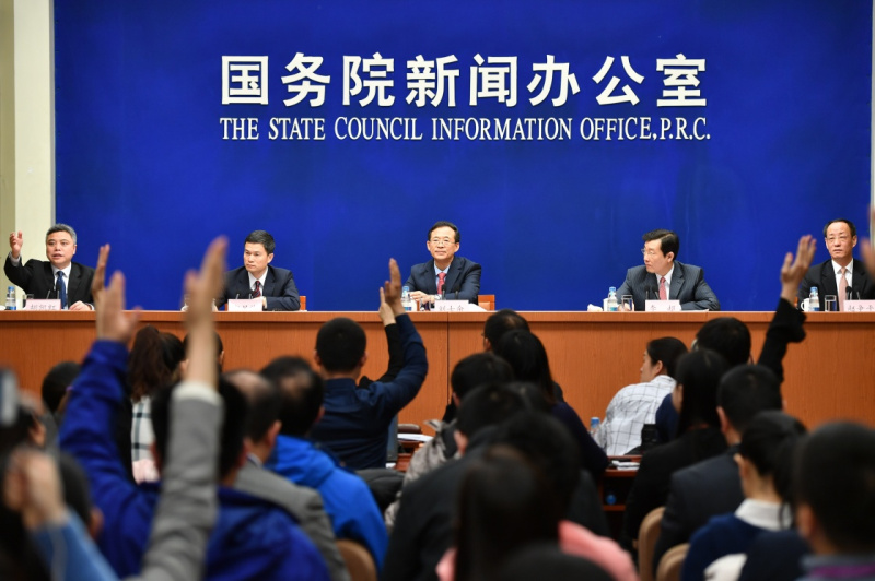 2月26日，媒体记者在发布会上举手提问。