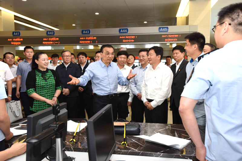 2016年5月23日,李克强考察湖北十堰市民服务中心。得知该市推出权力、责任、负面和收费四个清单,做到目录之外无审批、清单之外无收费,总理进一步要求,入驻服务中心的政府部门要切实转变职能,让群众和企业办事少跑腿。简政放权就是以政府让利换取市场红利。
